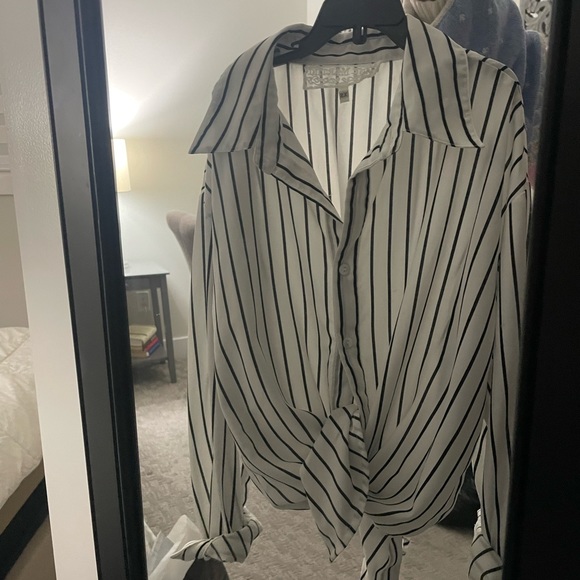 Cute striped long sleeve blouse from Pink Martini in XS 💘 but OVERSIZED - Picture 1 of 3